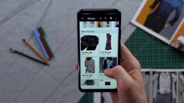 Smartphone dikey holding erkek eller. Kayıt giysi satın alma. Seçim aksesuarları. Çevrimiçi mağaza arama. Online mağaza.