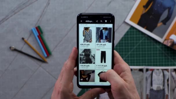 Крупный план мужских рук с вертикальным зеленым экраном смартфона на заднем плане. Делаю покупку одежды. Обыщите интернет-магазин. Интернет-магазины . — стоковое видео