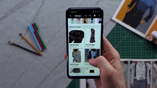 Mains masculines tenant le smartphone vertical. Enregistrement de l'achat de vêtements. Sélection d'accessoires. Rechercher dans la boutique en ligne. Boutique en ligne . — Video