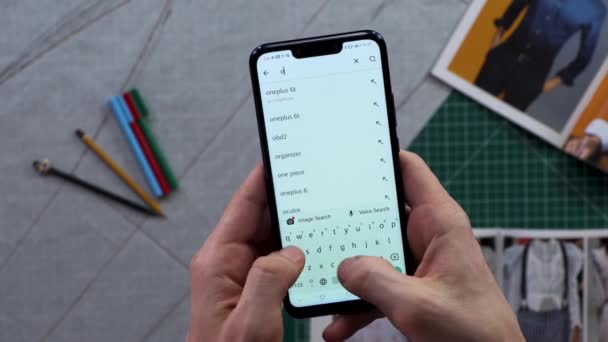 Mens Close-Up holding akıllı telefon içinde belgili tanımlık geçmiş'deki dikey yeşil ekran eller. Giyim satın alma. Çevrimiçi mağaza arama. Online alışveriş. Seçim dikiş makinesi. — Stok video