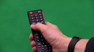 Mens el. Uzaktan kumanda. Sağ kolu. Yeşil ekran. Düğmesine basın.