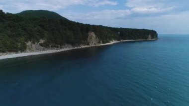 Karadeniz kıyıları. Turkuaz deniz, kamp, yüzme turistler, turizm ve rekreasyon, yer kabuğu tektonik fay