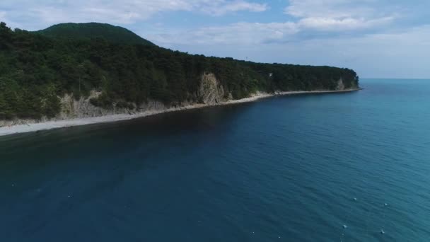 Karadeniz kıyıları. Turkuaz deniz, kamp, yüzme turistler, turizm ve rekreasyon, yer kabuğu tektonik fay — Stok video