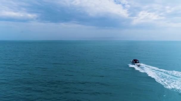 Kapal mewah kecil membedah gelombang laut hitam . — Stok Video