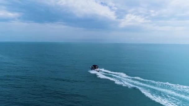 Маленький розкішний човен розкриває хвилю Чорного моря . — стокове відео