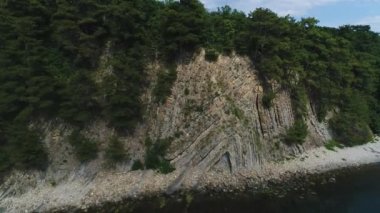Karadeniz kıyıları. Turkuaz deniz, kamp, yüzme turistler, turizm ve rekreasyon, yerkabuğunun tektonik fay.