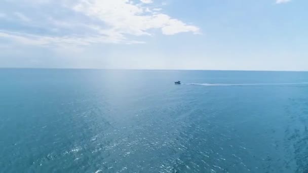 Luchtfoto van een luxe boot drijvend op de golven van de zwarte zee — Stockvideo