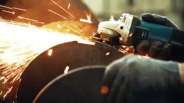 Açı değirmeni gelen kıvılcımlar farklı yönlerde sinek