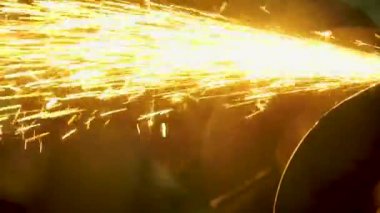 Açı değirmeni gelen kıvılcımlar farklı yönlerde sinek