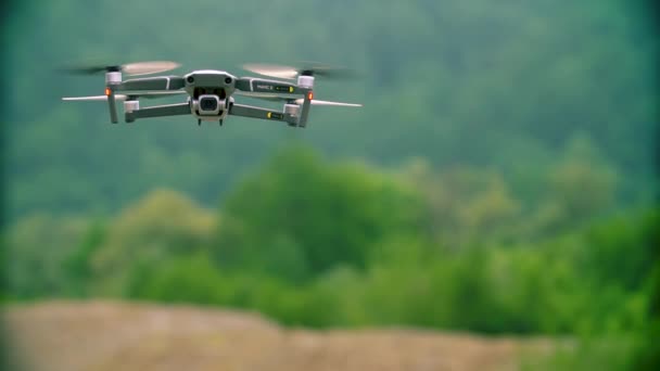 Rusland, Krasnodar juni 18, 2019: Slow Motion Mavic 2 Pro drone zweeft tegen een groen bos — Stockvideo