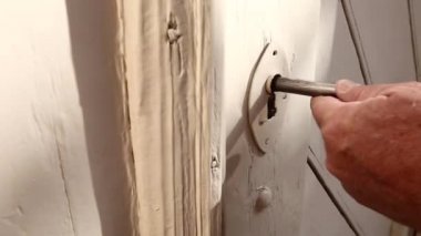 Yaşlı erkek el eski bir kapı kilidi içine anahtar Ekle