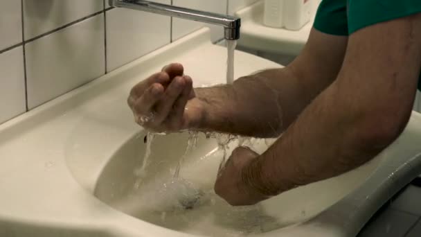 Cerrah ellerini yıkıyor — Stok video