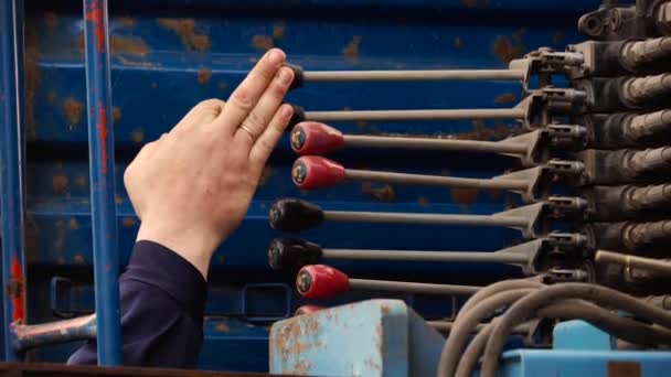 Guindaste Operador mover guidão de controle da escavadeira — Vídeo de Stock