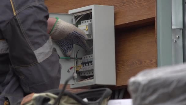 Elektriker installieren Stromnetz im Haus. — Stockvideo