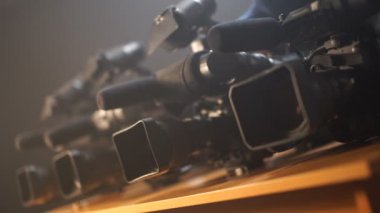Küçük mirorless kamera karşı Ungraded büyük profesyonel kamera. Fotoğraf teknolojisindeki evrim resmi