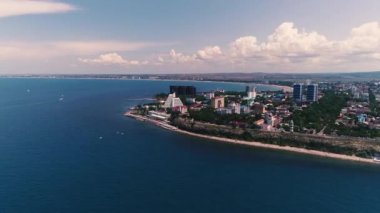 Havadan video. Karadeniz 'in kentsel ve vahşi plajları. Anapa tatil kasabası.