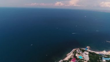 Havadan video. Karadeniz kıyısındaki en büyük şehir. Tatil kasabası. 2019