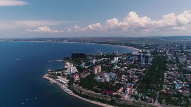 Havadan video. Büyük bir şehrin kıyısı ve Karadeniz 'in vahşi plajları. Anapa tatil kasabası.