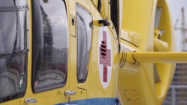 Opening door of emergency helicopter — Stock Video