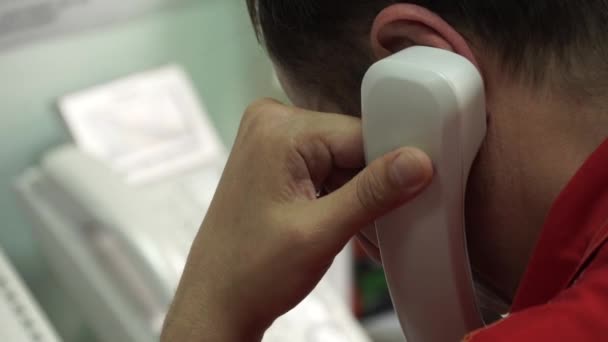 Auricular del teléfono conectado a la cabeza — Vídeos de Stock