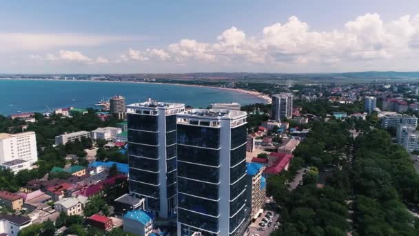 Vidéo Aérienne. La côte d'une grande ville et les plages sauvages de la mer Noire. La station balnéaire d'Anapa . — Video