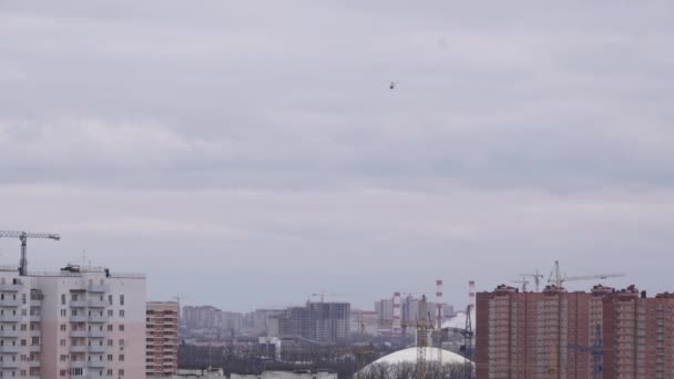 Helikopterflygning över stadssilhuetten — Stockvideo