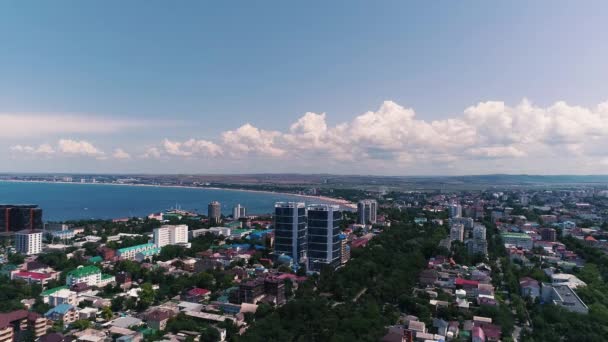 Vídeo aéreo. La costa de una gran ciudad y playas salvajes del Mar Negro. La ciudad turística de Anapa . — Vídeos de Stock