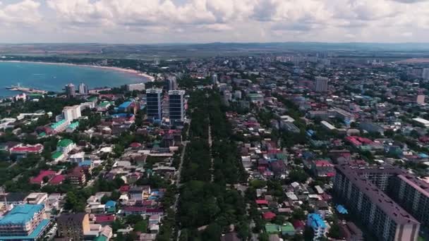 Vídeo aéreo. Costa de una gran ciudad del Mar Negro. La ciudad turística de Anapa . — Vídeo de stock