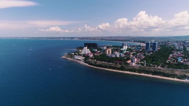 Vídeo aéreo. A costa de uma grande cidade e praias selvagens do Mar Negro. A cidade resort de Anapa. 2019 — Vídeo de Stock