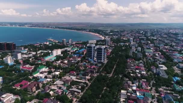 Воздушное видео. Побережье большого города Черного моря. Курортный город Анапа . — стоковое видео