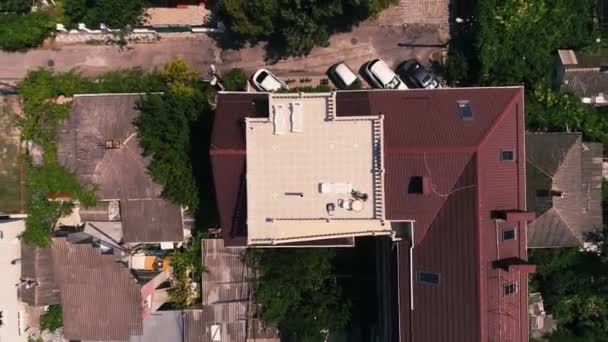 Vidéo Aérienne. Un drone s'élève du toit de la ville ouverte Sur la côte du cimetière sur la côte de la mer Noire. La station balnéaire d'Anapa . — Video