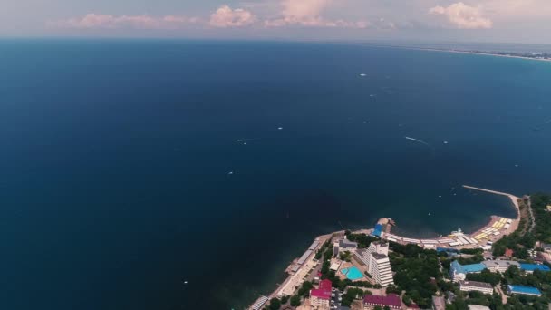 Antenne video. Grootste stad aan de kust van de Zwarte Zee. Badplaats. 2019 — Stockvideo