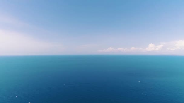 Vista aérea de um barco de luxo flutuando nas ondas do mar negro — Vídeo de Stock