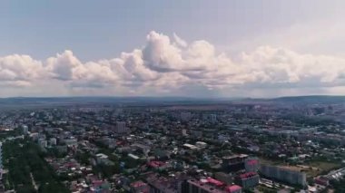 Havadan video. Drone, büyük bir tatil kasabası üzerinde gezindi. Anapa şehir Resort kasabası. Özel ev. 2019
