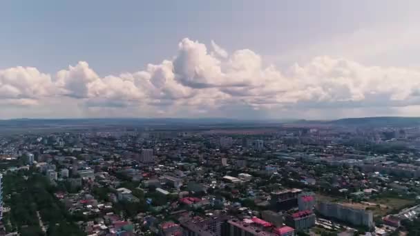 Vídeo aéreo. O drone pairava sobre uma grande cidade resort. cidade Resort cidade de Anapa. Uma casa privada. 2019 — Vídeo de Stock