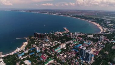 Havadan video. Büyük bir şehrin kıyısı ve Karadeniz 'in vahşi plajları. Anapa tatil kasabası.