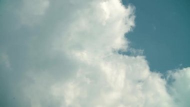 Mavi gökyüzü Ile beyaz kabarık bulutlar olacak Turn Into A Dark Storm Cloud