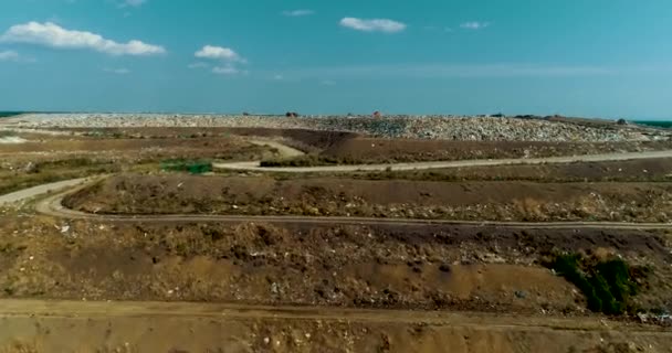 Un basurero. Un enorme vertedero de basura, un desastre ambiental de nuestro planeta . — Vídeo de stock