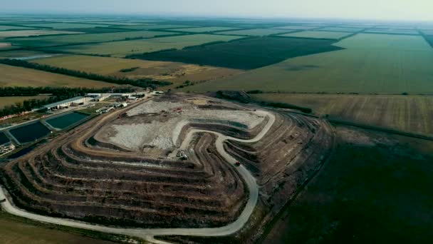 Panorama d'une énorme décharge. Les mouettes encerclent les ordures. Des ordures entreposées. La technique recycle les déchets. Décharge de déchets ménagers .