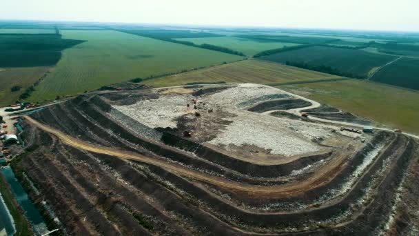 Panorama einer riesigen Müllhalde. Möwen kreisen über dem Müll. gelagerter Müll. Die Technik recycelt Abfall. Hausmülldeponie. — Stockvideo