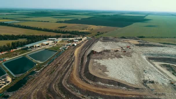 Panorama obrovského skládačky. Racky krouží nad odpadky. Uložené odpadky. Technika recykluje odpad. Skládka domácího odpadu. — Stock video