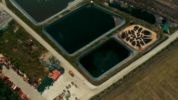 Lac toxique à la décharge avec ordures. Un énorme conteneur à ordures . — Video