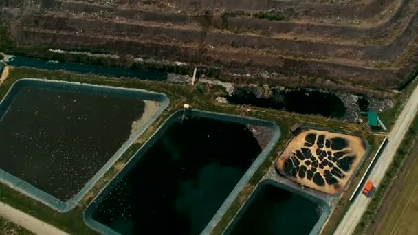 Τοξικές λίμνες στην χωματερή. Κορυφαία προβολή της ένδειξης απορριμμάτων. — Αρχείο Βίντεο