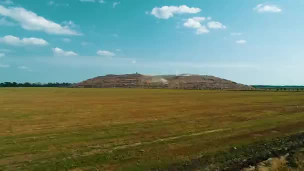 Obrovská pyramida pro odpadky. Panoramatický pohled na horu odpadků mezi poli. — Stock video