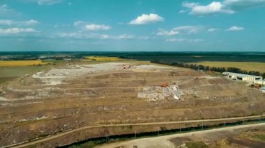 Çöp toplama ekipmanları yla çalışır. Evsel atıkların düzenli depolama alanı. Çöp dağı. Drone'dan manzara.