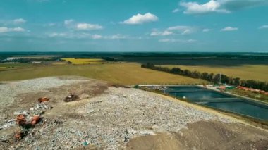 Çöplükteki zehirli göller. Çöplükte en iyi görüntü. çöp panoramik görünümü. Büyük bir çöplük. Yavaş çekim.