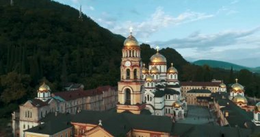 Yeni Athos manastırının Hıristiyan Konumlar etrafında Panoramik çekim. Drone'dan görünüm.