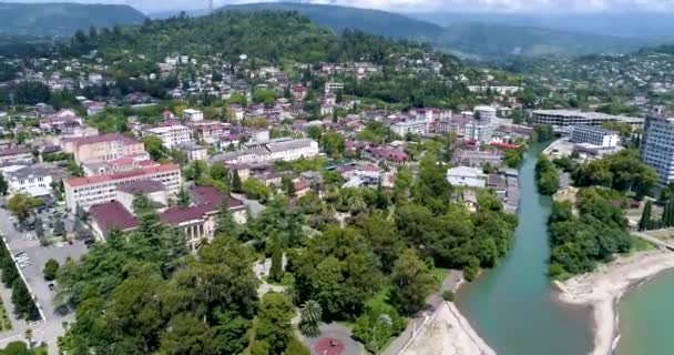 Vista aérea da paisagem urbana de Sukhumi, Abcásia . — Vídeo de Stock