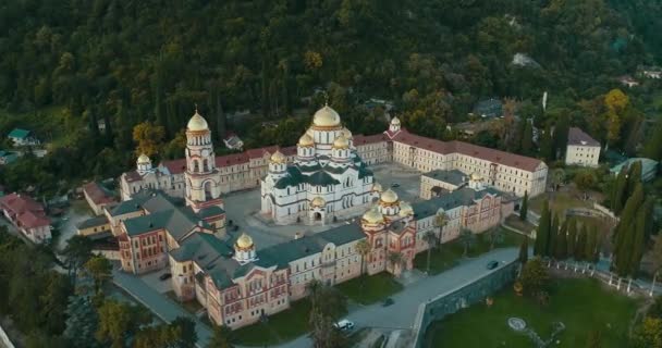 Abjasia nuevo monasterio de Athos en las montañas en el mar negro — Vídeo de stock