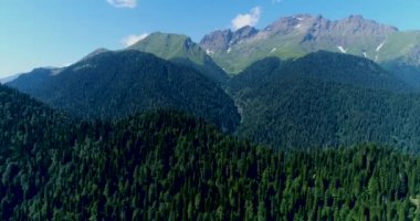 Kayalık Kafkas dağlarındaki dağlar, Abhazya'nın Ritsa kalıntısı milli parkının drone'u ile yoğun çam ormanları ile kaplıydı.